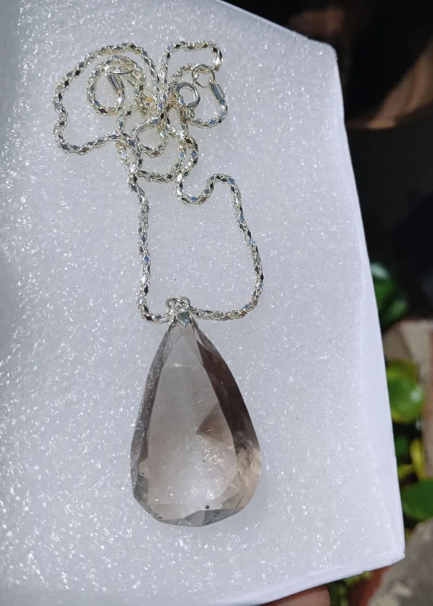 Colar com pedra grande