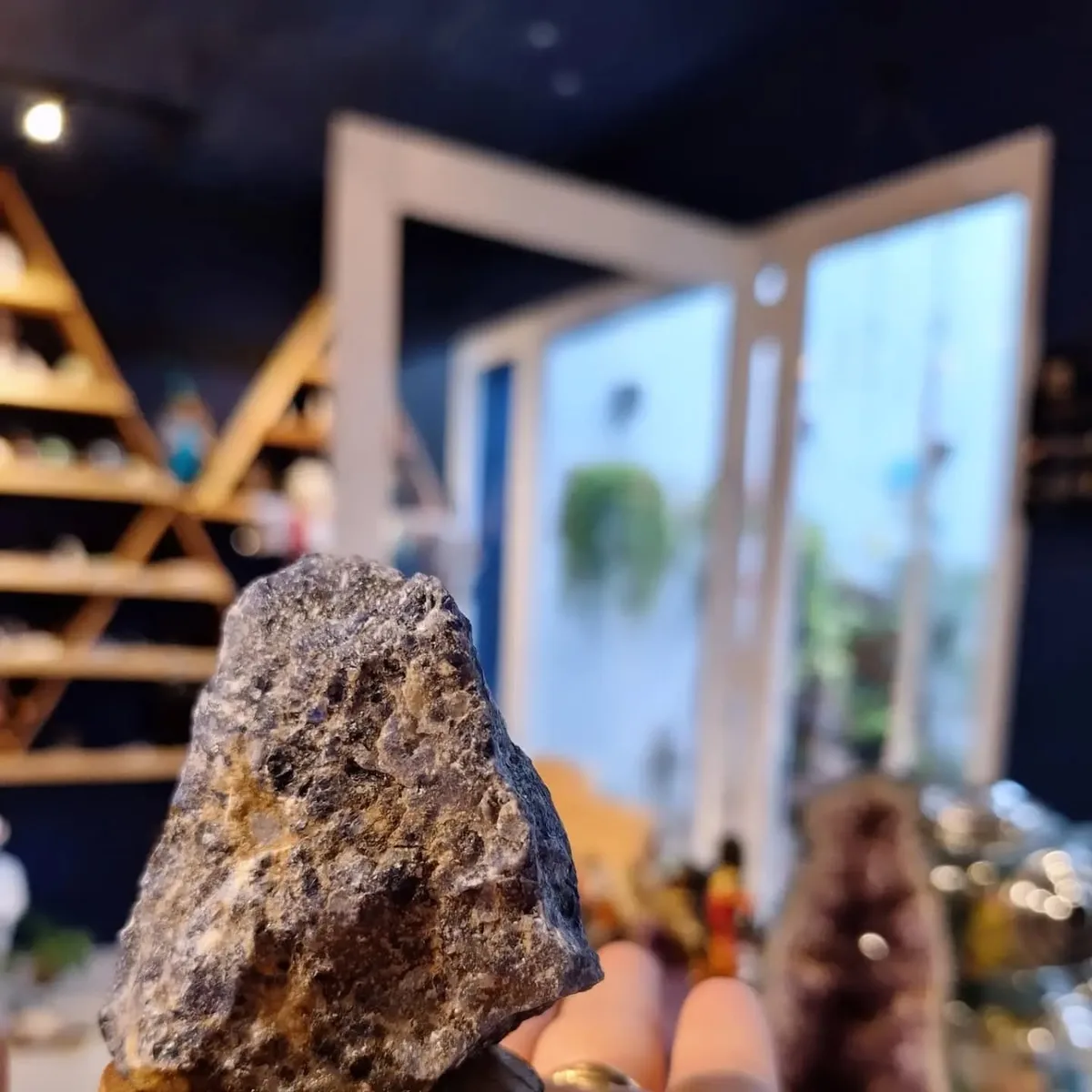Pedra bruta azul-escura (sodalita)