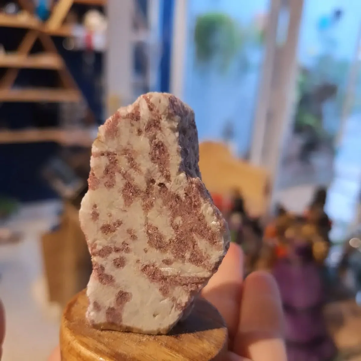 Pedra bruta branca com veios lilás