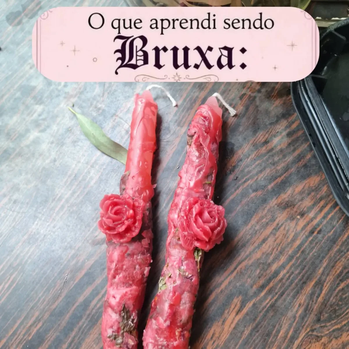 Vela artesanal vermelha com rosa e ervas